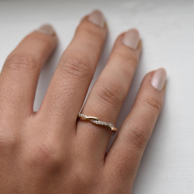 Goldener Twist-Ring mit Diamanten Malea 49966