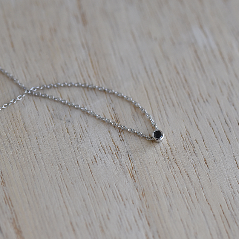 Minimalistische Halskette aus Platin mit schwarzem Diamant Glosie 71416