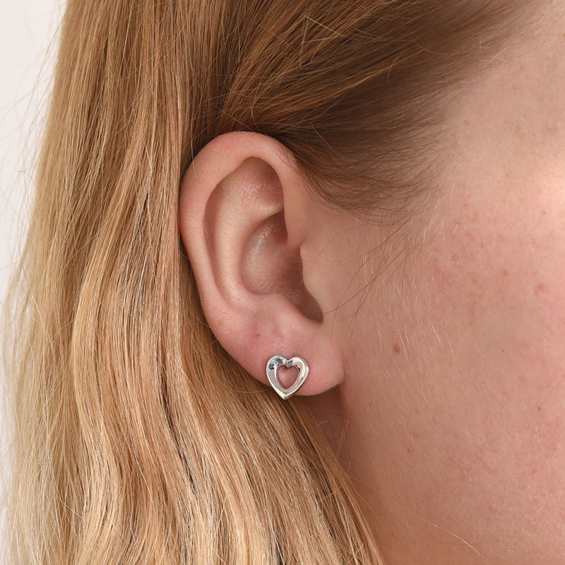 Silberne Ohrringe in Herzform mit blauen Diamanten Nayo 73306