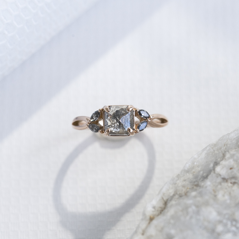 Goldener Ring mit einem Salt and Pepper Diamanten und Diamanten in Marquise-Form Sila 109877