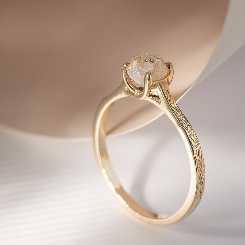 Goldener von Hand gravierter Ring mit einem Salt and Pepper Diamanten Aldora 120777