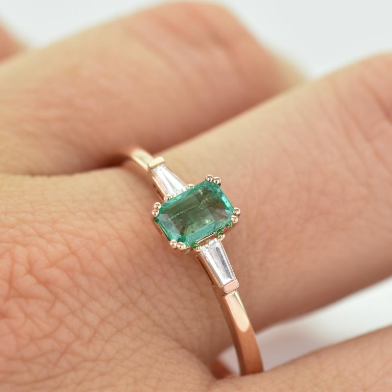 Eleganter Verlobungsring mit Smaragd und Baguette-Diamanten Gracie 12817