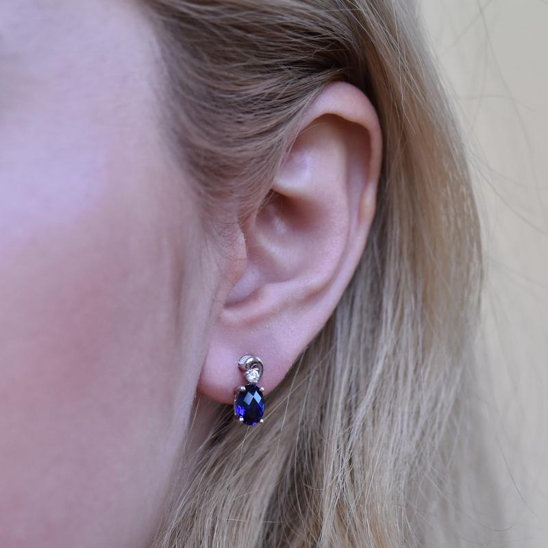 Wunderschöne silberne Ohrringe mit Ceylon-blauen Saphiren Aahana