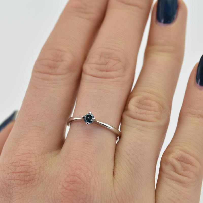 Hand mit wunderschönem Ring mit blauem Diamanten 15607