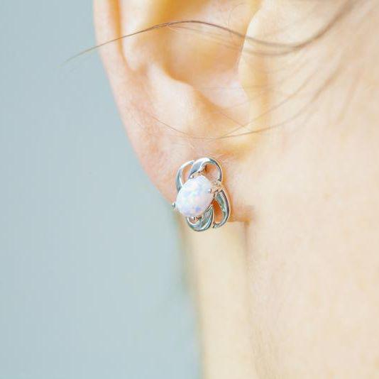 Silberne Ohrringe mit weiße Opalen Sanvali 16257