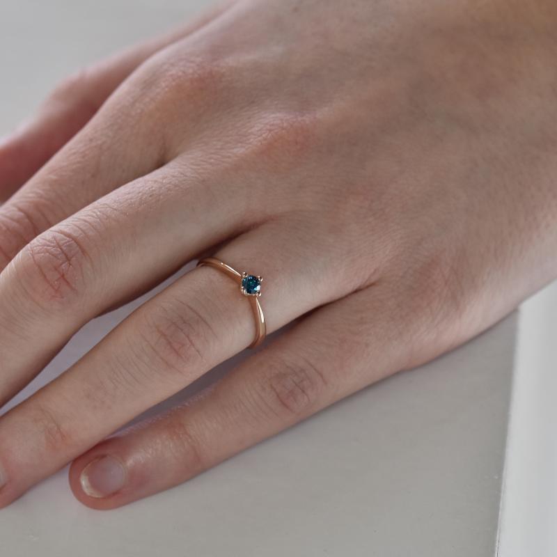 Ring mit Diamant auf dem Finger 28857