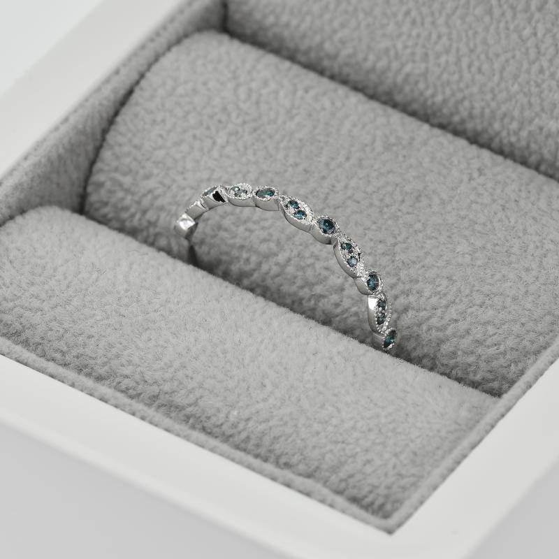 Ring aus Gold mit blauen Diamanten halbbesetzt Alkeso 38587