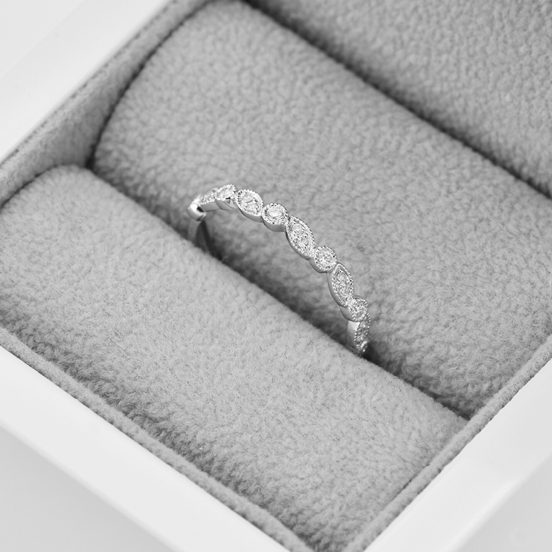 Eternity-Ring aus Gold mit Diamanten halbbesetzt Sango 42117