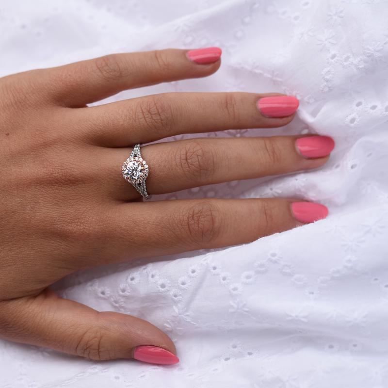 Finger mit Diamant Verlobungsring 48127