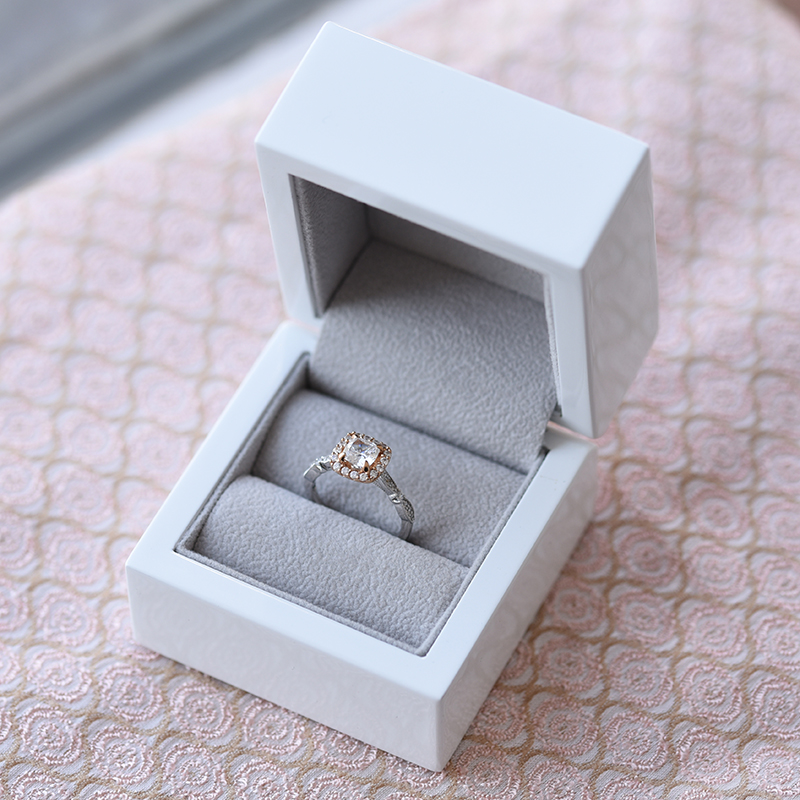 Halo Verlobungsring mit Diamanten in Eppi-Geschenkbox