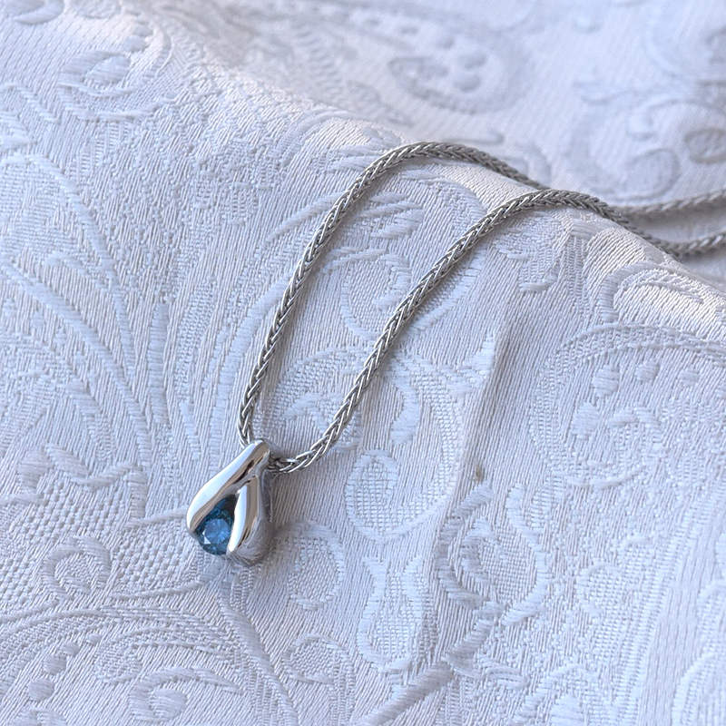 Halskette aus Platin mit blauem Diamanten Tilda 63047