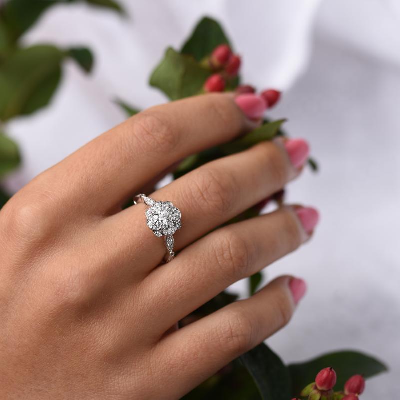Verlobungsring in Blütenform mit synthetischen Diamanten Jazlyn