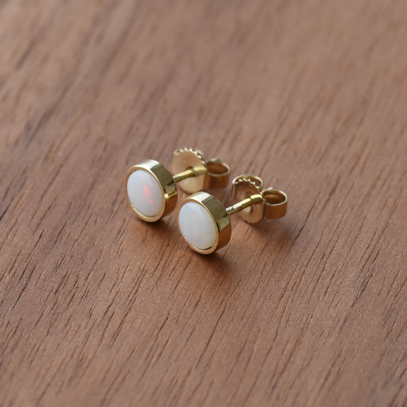 Minimalistische Goldohrringe mit weißen Opalen Aurinda 72117