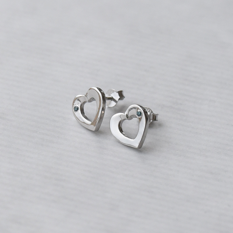 Silberne Ohrringe in Herzform mit blauen Diamanten Nayo 73307