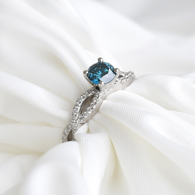Einzigartiger Verlobungsring mit blauem Diamant Ganendra 82627