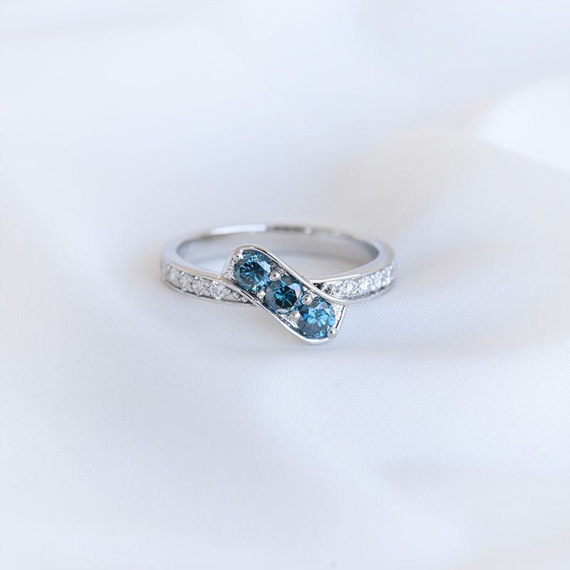 Blaue und weiße Diamanten im Ring Cresida 88637