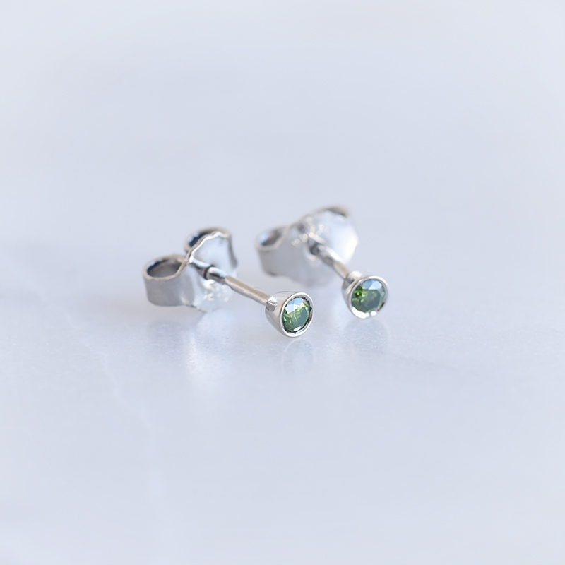 Bezel Ohrringe aus Platin mit grünen Diamanten Sarkis 90077