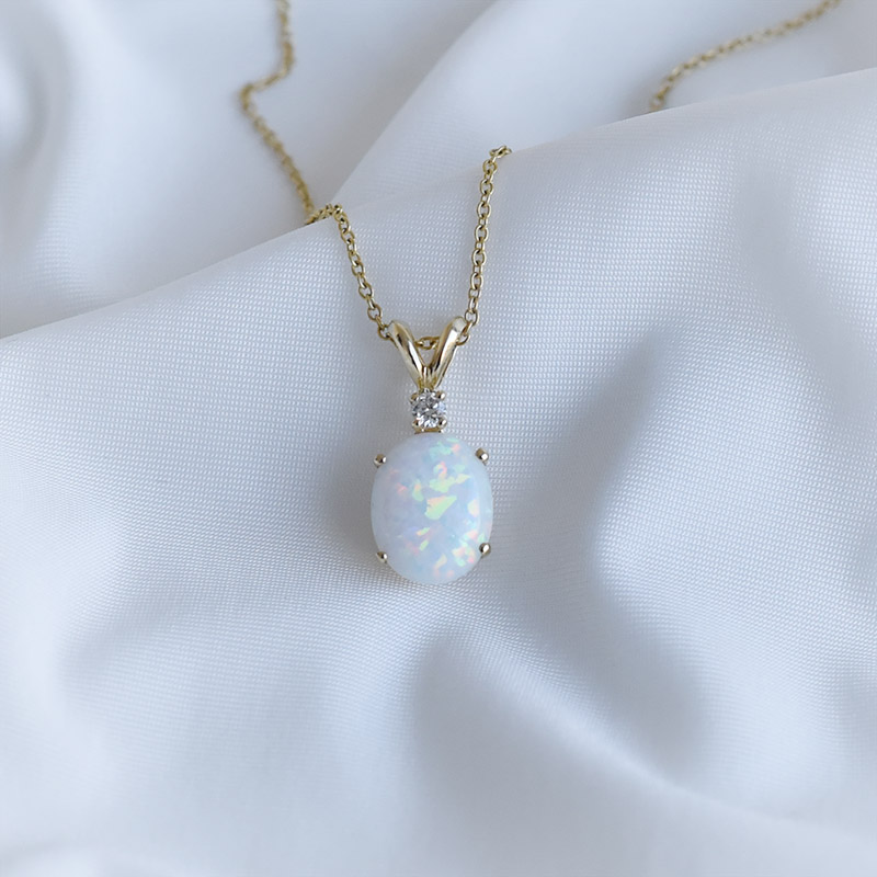 Goldener Anhänger mit ovalem Opal in Weiß und Diamant Zimt 93787