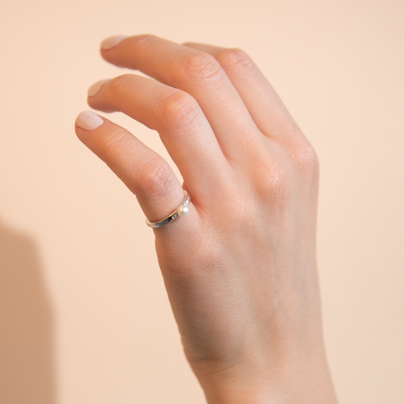 Silberner Ring mit einer weißen Perle und Zirkonia Shayna 104658