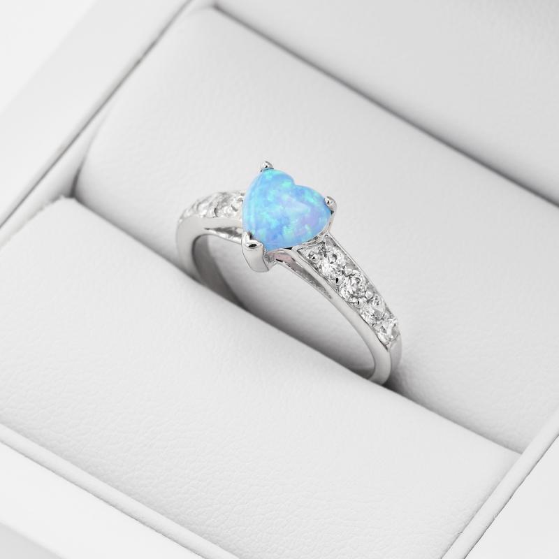 Silberner Ring mit Opal in Herzform Antonie 11108