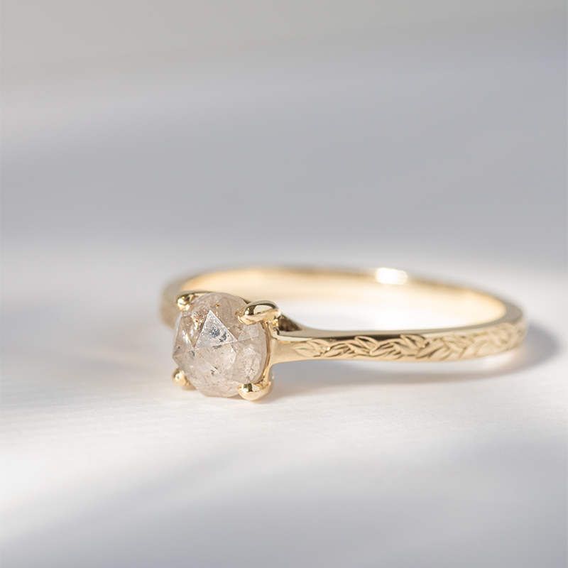 Goldener von Hand gravierter Ring mit einem Salt and Pepper Diamanten Aldora 120778