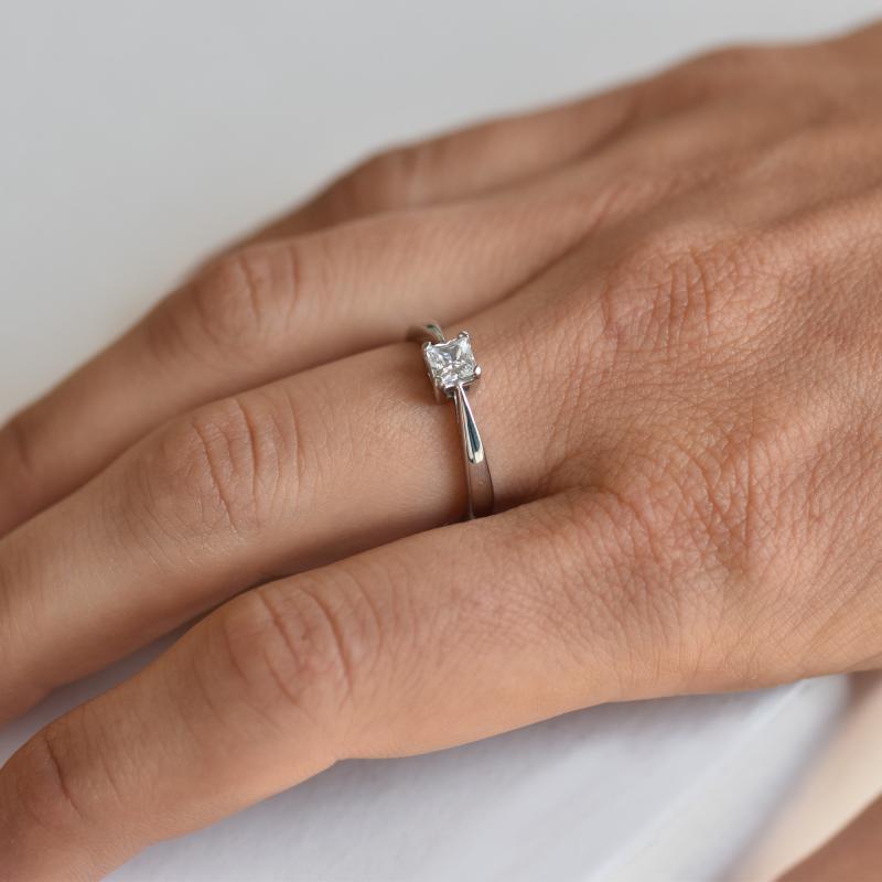 Verlobungsring mit Prinzess-Schiff Diamant auf dem Hand 21168