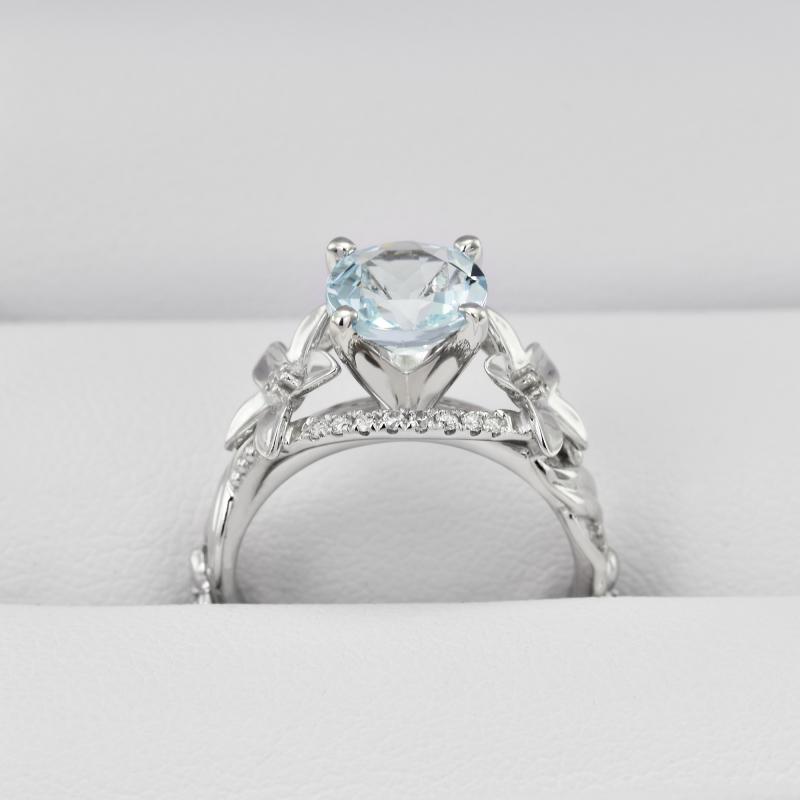 Goldener Ring mit Aquamarin-Blüte und Diamanten Lirija 21618