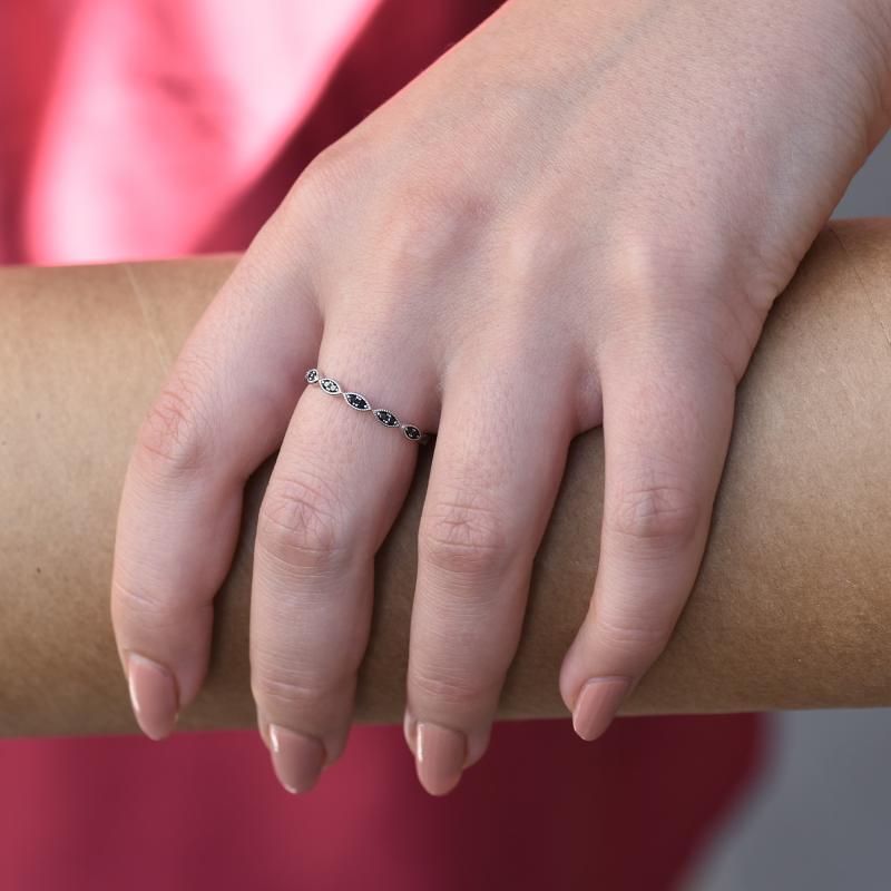 Dame Eternity Ring auf dem Finger 36568