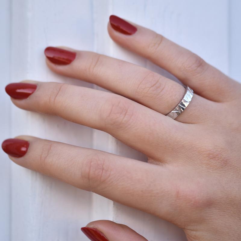Finger mit goldenem Relief-Ring 37778