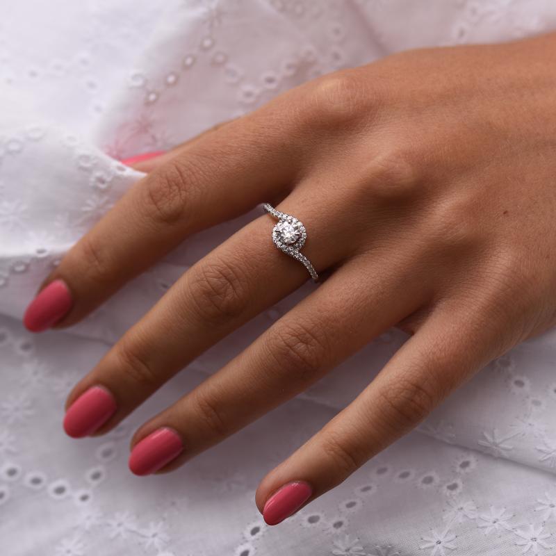 Verlobungsring Diamanten auf dem Finger