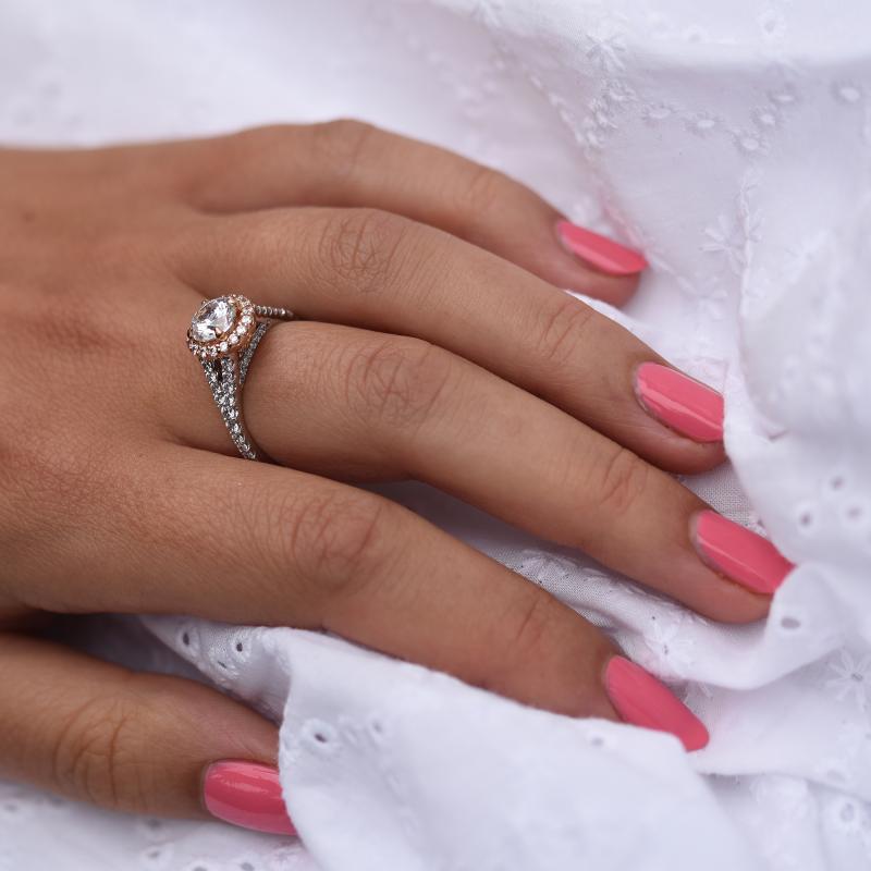 Ring mit Diamanten aus Gold auf dem Finger 48128