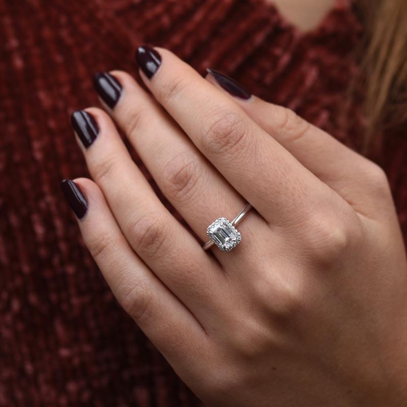 Finger mit wunderschönem Verlobungsring mit Diamanten 49478