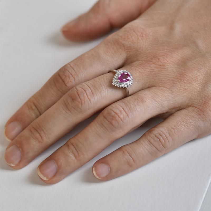 Finger mit rosa Saphir Ring 5098