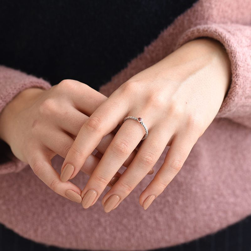 Silberner Ring mit Granat auf dem Finger 59108