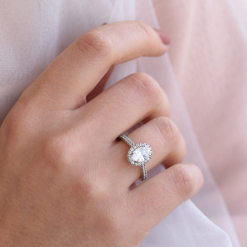 Verlobungsring auf dem Finger mit Oval Diamant 60928