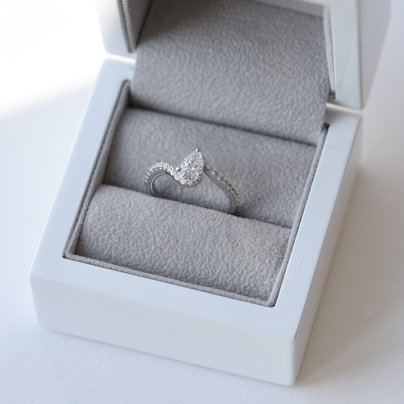 Eppi-Geschenkbox mit Verlobungsring mit Diamanten im Tropfen-Form 61218