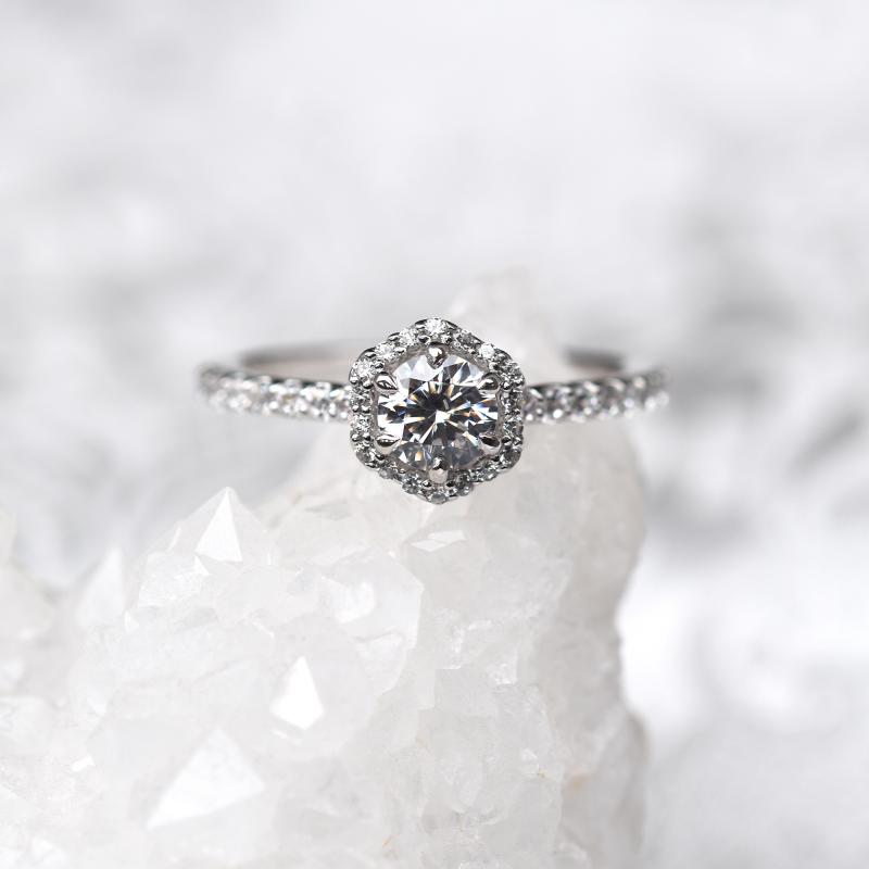 Verlobungsring im Halo-Stil mit synthetischen Diamanten Primrose