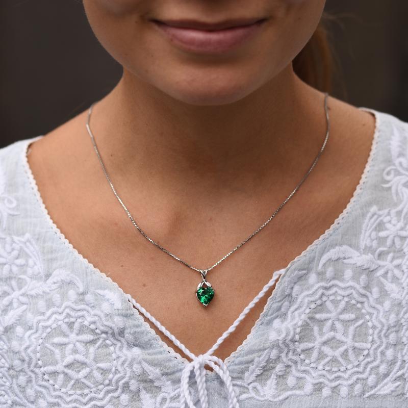 Silberne Kette mit simuliertem Smaragd-Herz Myra 74548