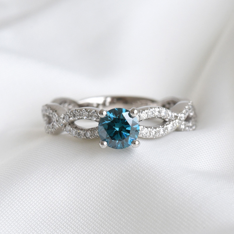 Einzigartiger Verlobungsring mit blauem Diamant Ganendra 82628