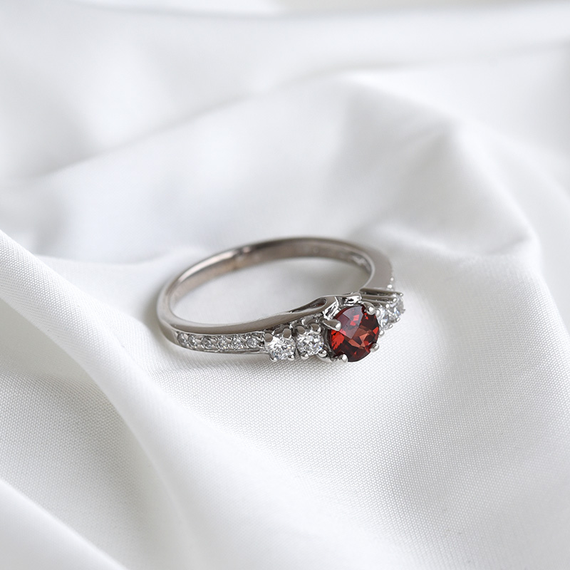 Romantischer Ring mit Granaten und Zirkonia Petre 84708