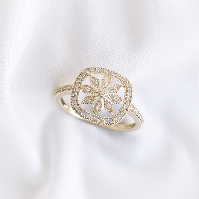 Goldener Ring mit Diamantenblüte Liliane 93078