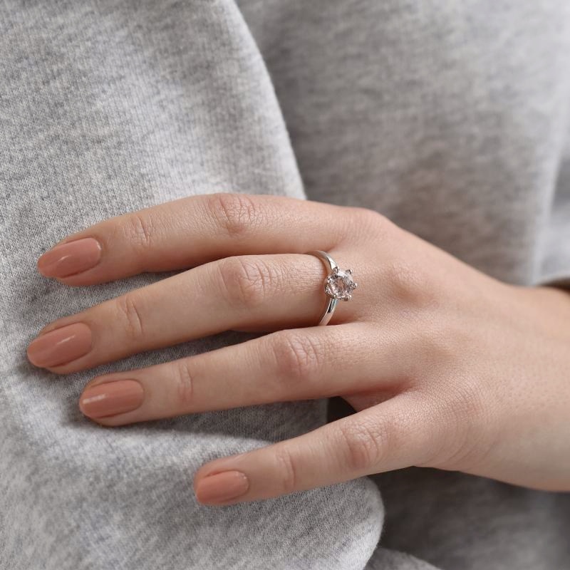 Verlobung Goldring mit Turmalin auf dem Finger 106899
