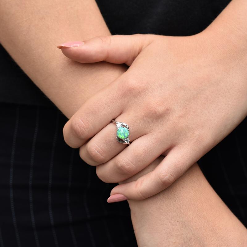Ring mit grünem Opal auf dem Finger 10749