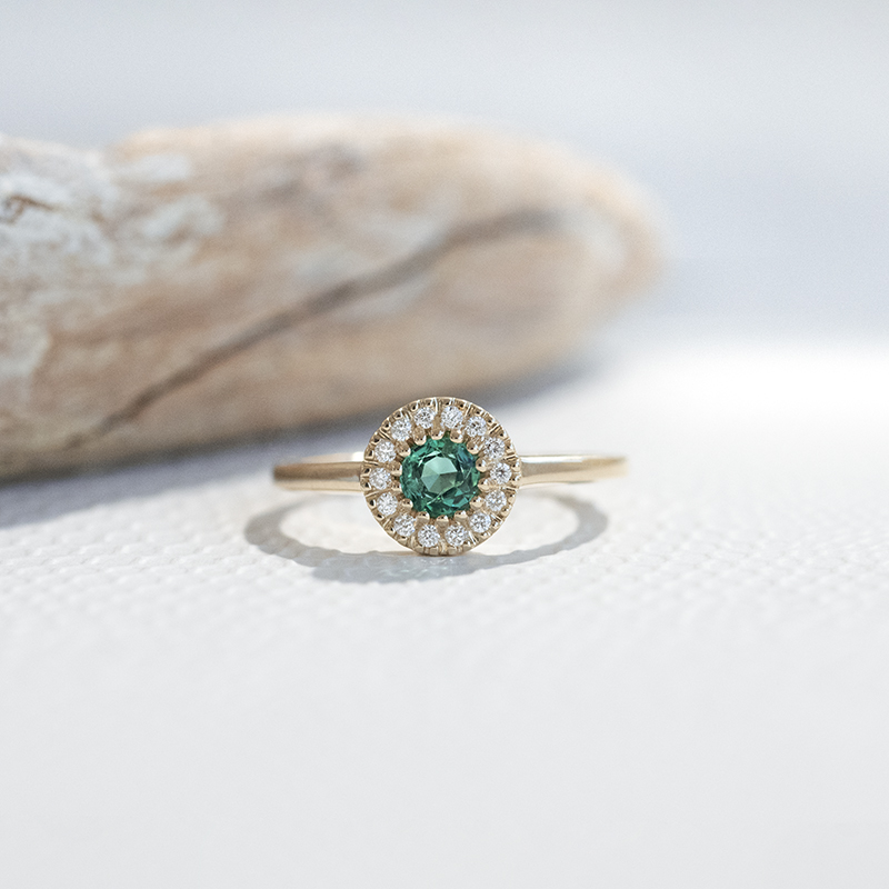 Goldener Halo Ring mit Smaragd umgeben von Diamanten Tafne 111599