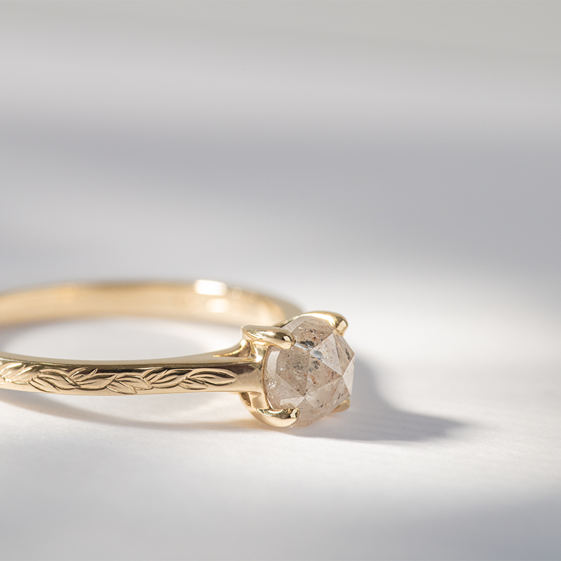 Goldener von Hand gravierter Ring mit einem Salt and Pepper Diamanten Aldora 120779