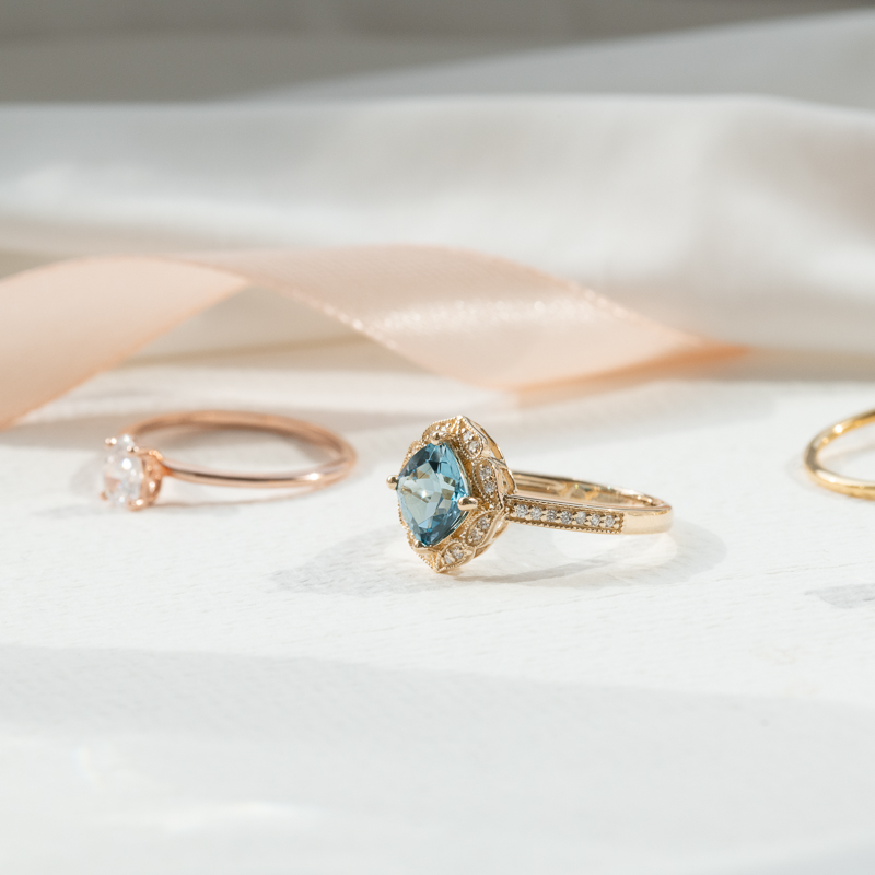 Goldener Vintagering mit blauem Topas und Diamanten Antonella 123839