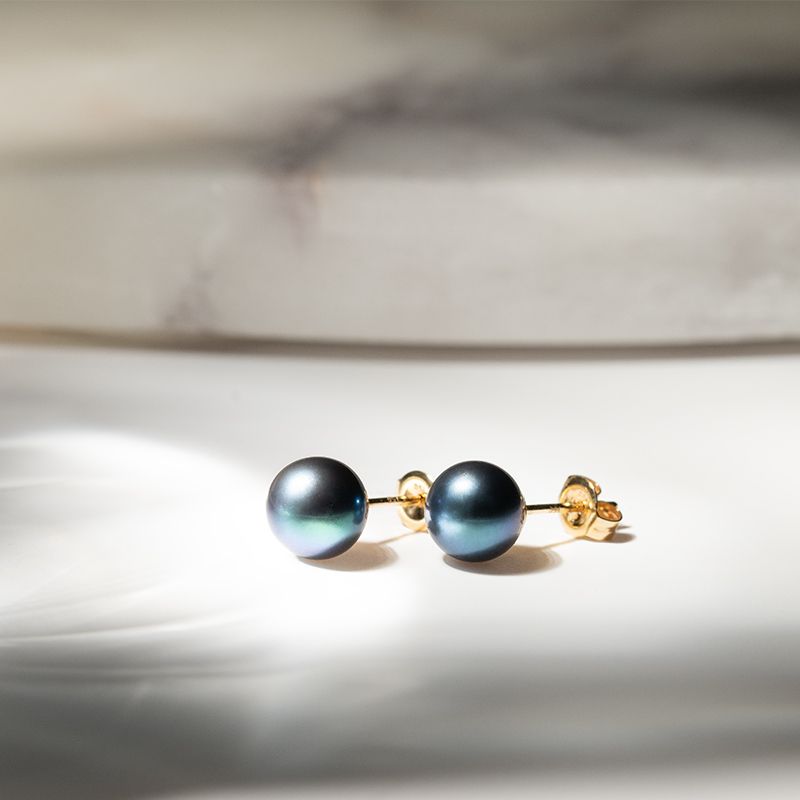 Geheimnisvolle schwarze Perlen in goldenen Ohrringen Dione 129849