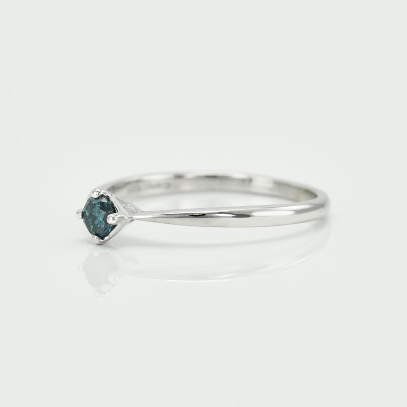 Wunderschöner blauer Diamant im goldenen Ring 15609