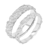 Goldene Eheringe mit unebener Oberfläche Zena