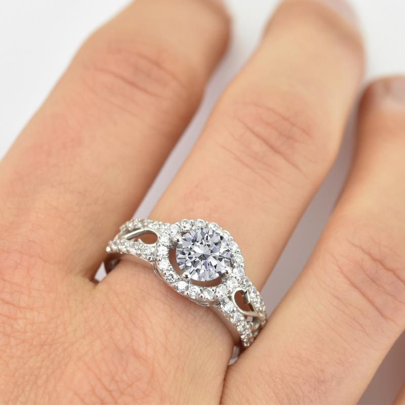 Finger mit Ring mit Diamanten 19039